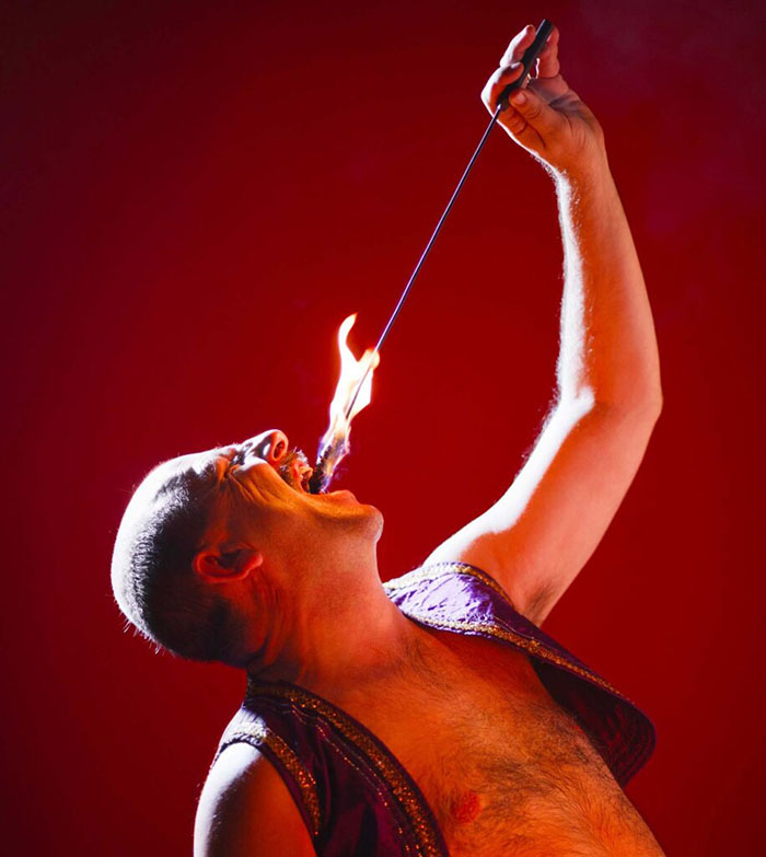 uomo circo mangia fuoco